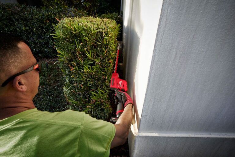 Milwaukee 2533-20 M12 FUEL 8″ Hedge Trimmer, Tool Only