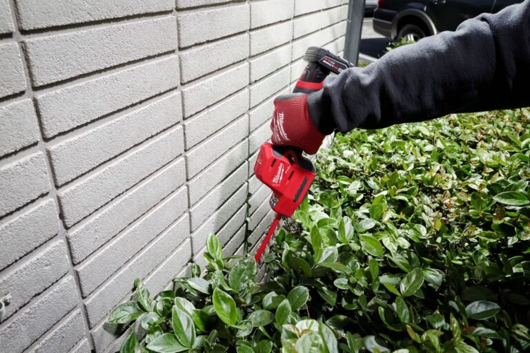 Milwaukee 2533-20 M12 FUEL 8″ Hedge Trimmer, Tool Only