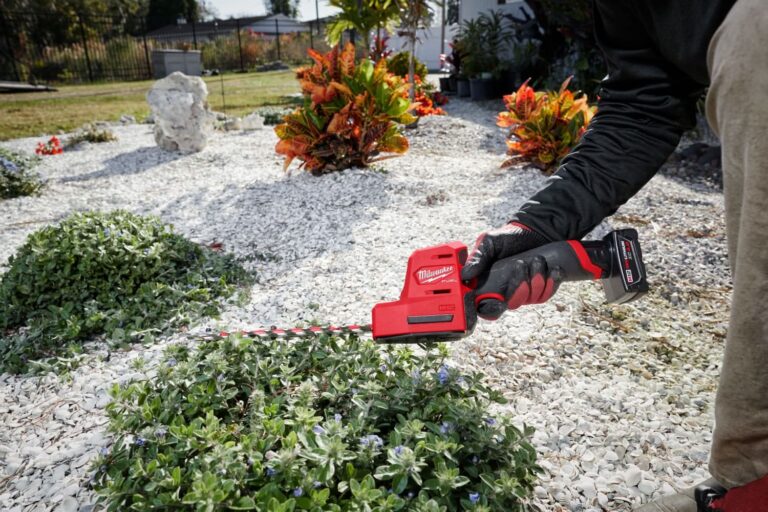 Milwaukee 2533-20 M12 FUEL 8″ Hedge Trimmer, Tool Only