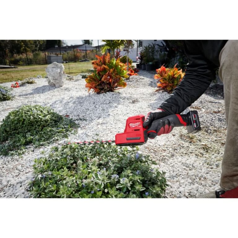 Milwaukee 2533-21 M12 FUEL 8-in Hedge Trimmer 4.0 Ah Kit