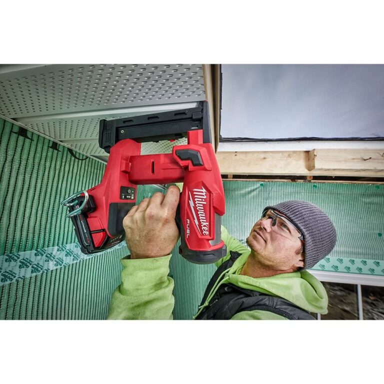 Milwaukee 2749-20 M18 FUEL 18-Gauge 1/4″ Narrow Crown Stapler, Tool Only
