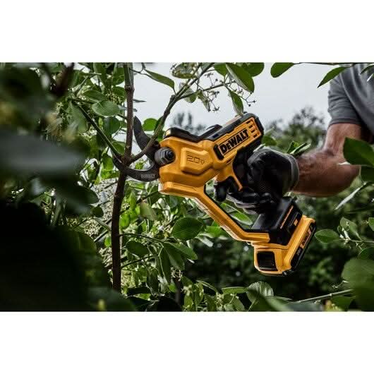 DeWalt DCPR320D1 20V MAX 1-1/2-in. Cordless Shrub & Limb Pruner 2.0Ah Kit