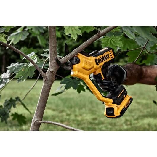 DeWalt DCPR320D1 20V MAX 1-1/2-in. Cordless Shrub & Limb Pruner 2.0Ah Kit
