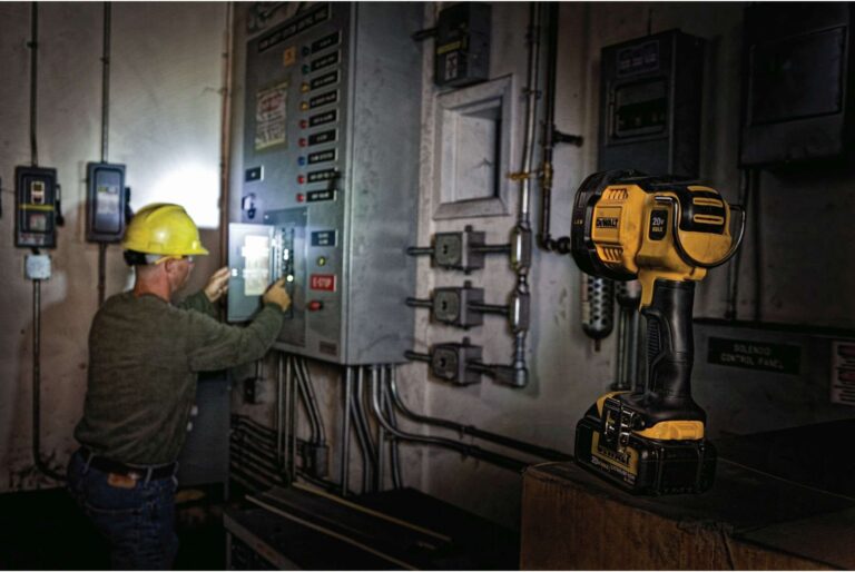 DeWalt DCL043 20V MAX 1500-Lumen LED Spotlight