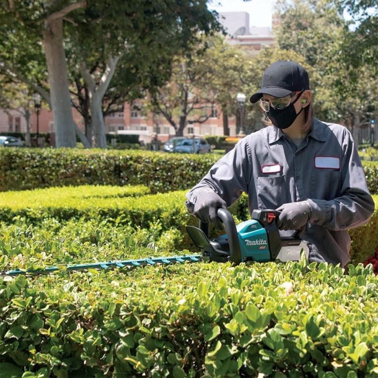 Makita GHU02Z 40V max XGT Brushless Cordless 24″ Hedge Trimmer, Tool Only