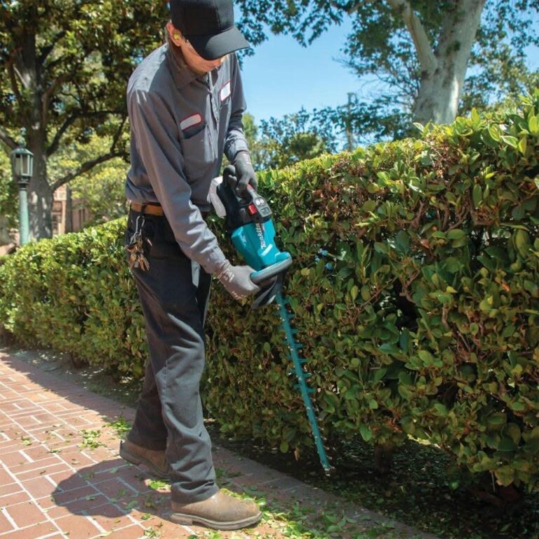 Makita GHU03Z 40V max XGT Brushless Cordless 30″ Hedge Trimmer, Tool Only