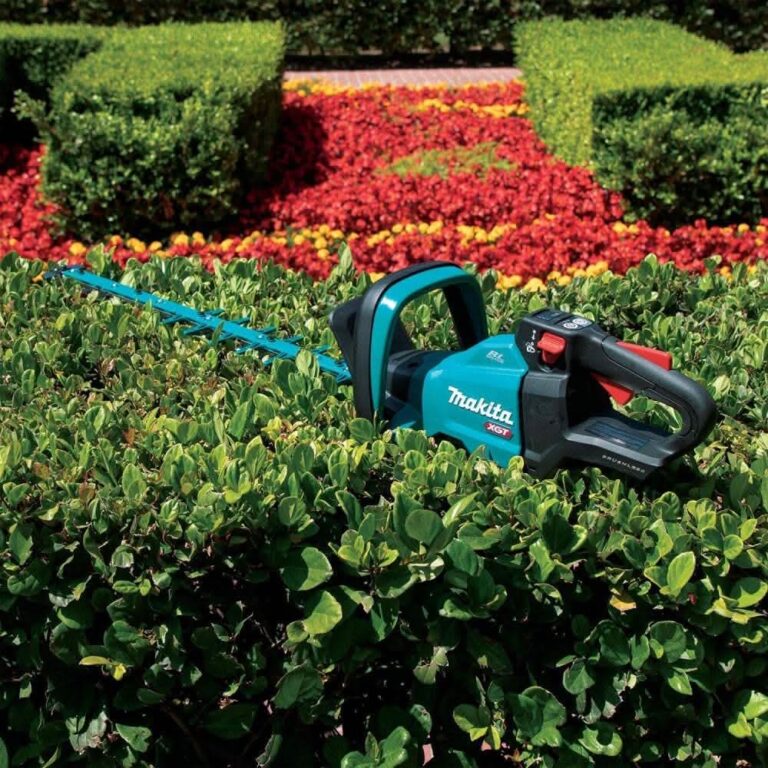 Makita GHU03Z 40V max XGT Brushless Cordless 30″ Hedge Trimmer, Tool Only