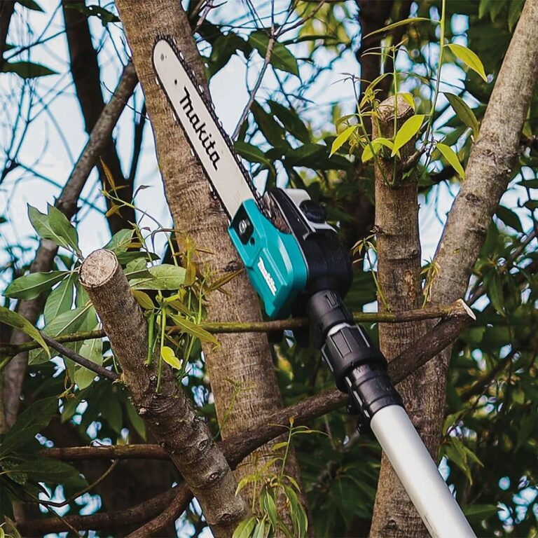 Makita GAU01Z 40V max XGT Brushless Cordless 10″ Pole Saw, 8′ Length, Tool Only