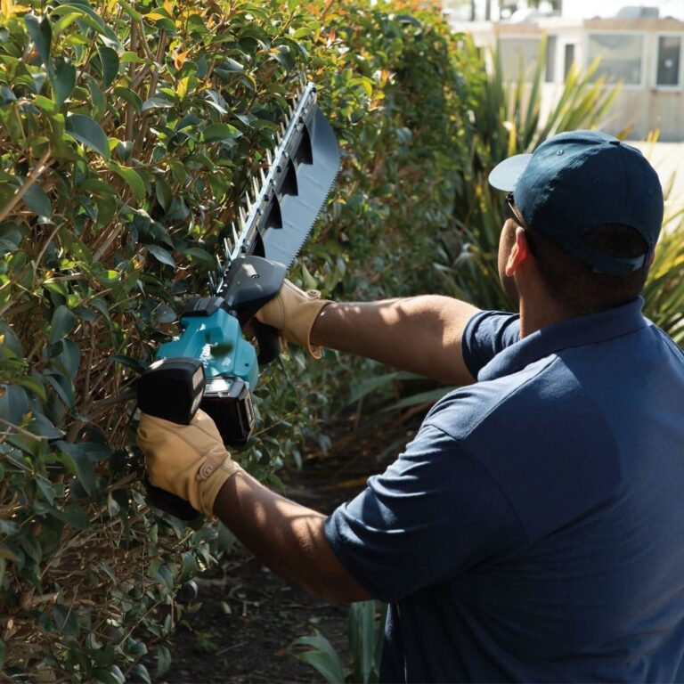 Makita GHU05M1 40V max XGT Brushless Cordless 30″ Single-Sided Hedge Trimmer Kit (4.0Ah)