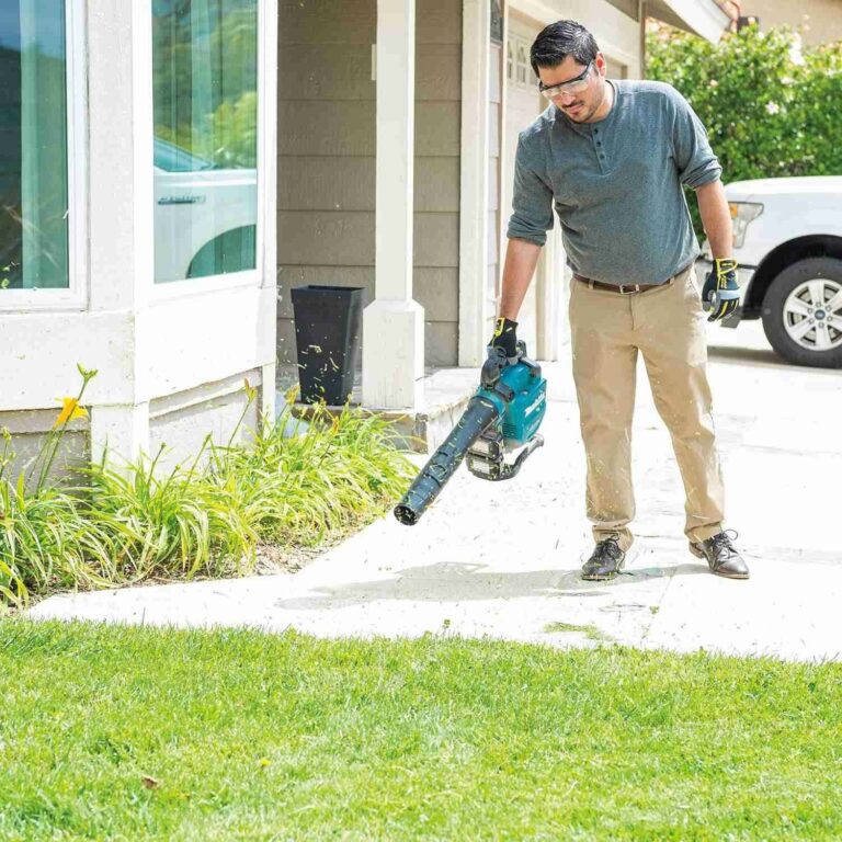 Makita XBU04PTV 36V (18V X2) LXT Brushless Blower Kit with Vacuum Attachment Kit (5.0Ah)