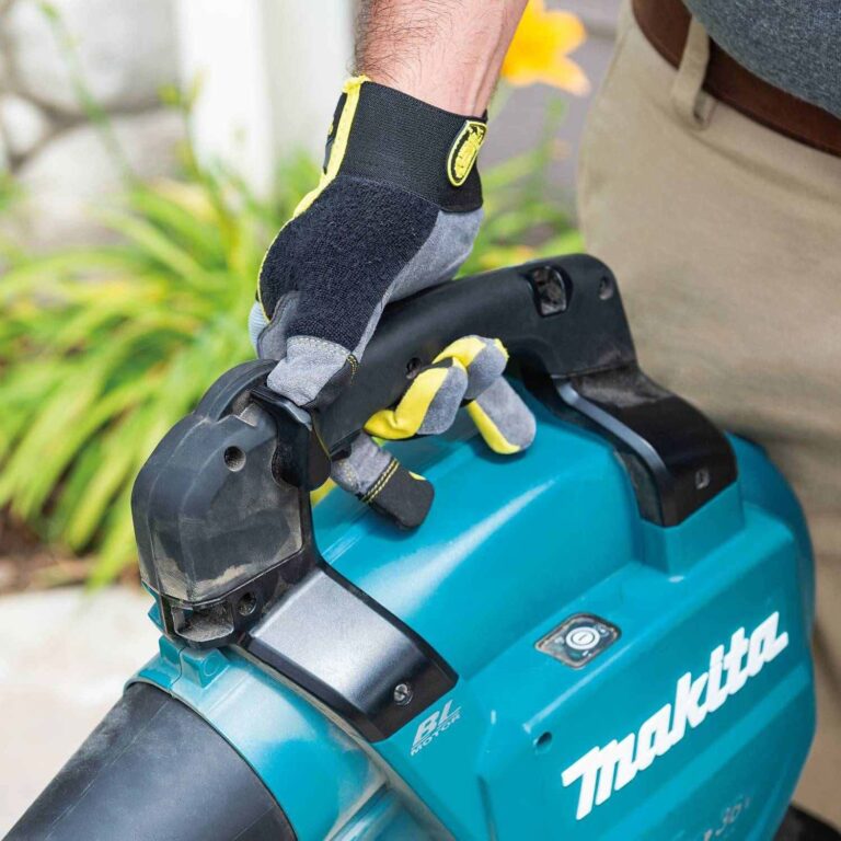 Makita XBU04PTV 36V (18V X2) LXT Brushless Blower Kit with Vacuum Attachment Kit (5.0Ah)
