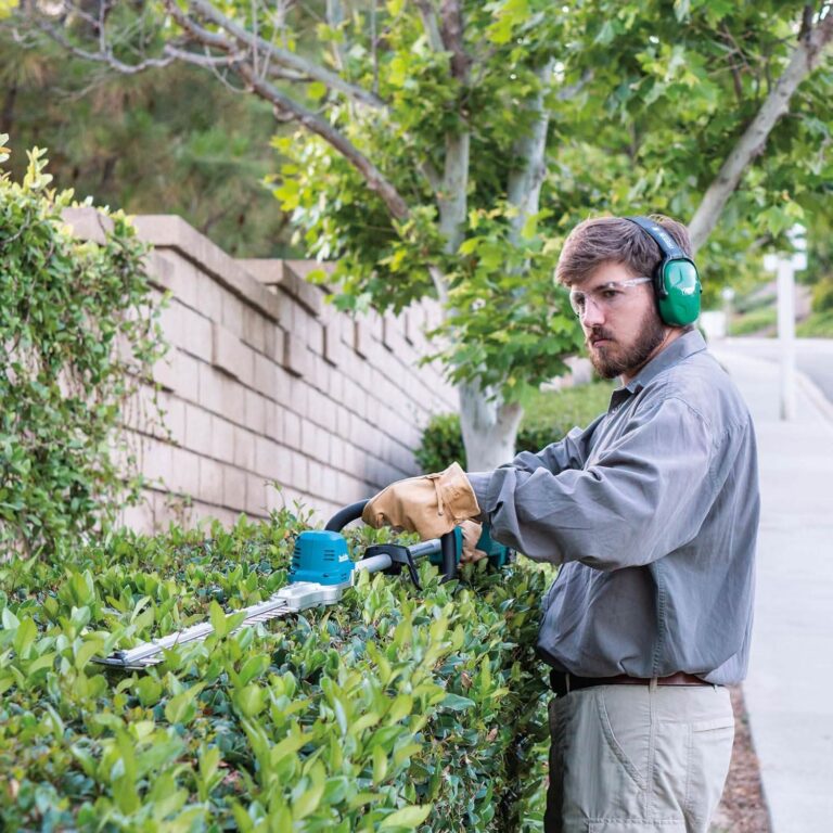 Makita XNU02T 18V LXT Lithium-Ion Brushless Cordless 24″ Pole Hedge Trimmer Kit (5.0Ah)