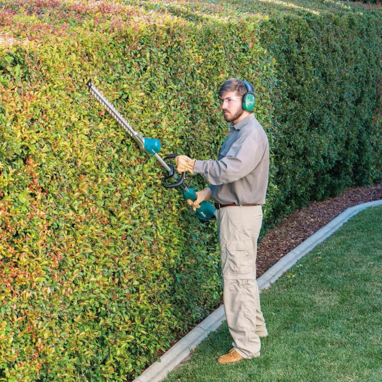 Makita XNU02T 18V LXT Lithium-Ion Brushless Cordless 24″ Pole Hedge Trimmer Kit (5.0Ah)