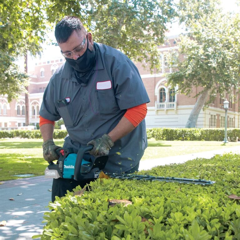 Makita GHU01Z 40V max XGT Brushless Cordless 24″ Rough Cut Hedge Trimmer, Tool Only