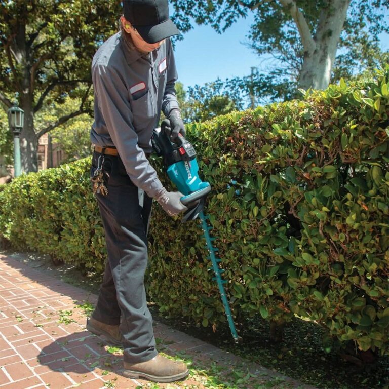 Makita GHU03M1 40V max XGT Brushless Cordless 30″ Hedge Trimmer Kit (4.0Ah)
