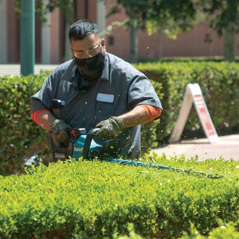 Makita GHU03M1 40V max XGT Brushless Cordless 30″ Hedge Trimmer Kit (4.0Ah)