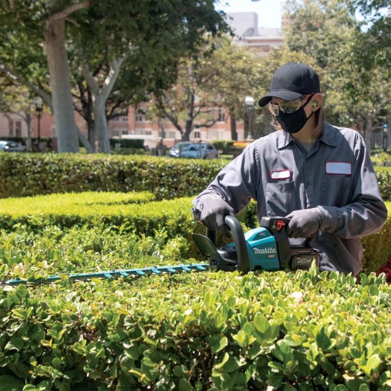 Makita GHU03M1 40V max XGT Brushless Cordless 30″ Hedge Trimmer Kit (4.0Ah)