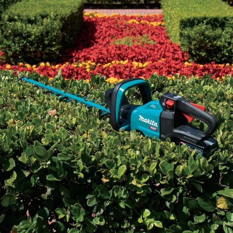 Makita GHU03M1 40V max XGT Brushless Cordless 30″ Hedge Trimmer Kit (4.0Ah)