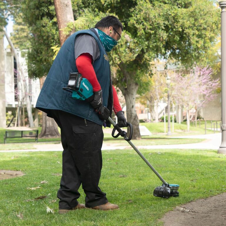 Makita GRU01M1 40V max XGT Brushless Cordless 15″ String Trimmer Kit (4.0Ah)