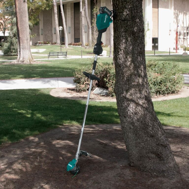 Makita GRU01M1 40V max XGT Brushless Cordless 15″ String Trimmer Kit (4.0Ah)