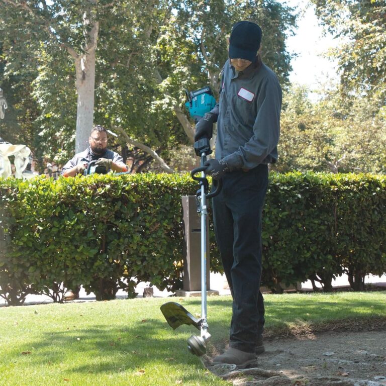 Makita GUX01JM1X1 40V max XGT Brushless Cordless Couple Shaft Power Head Kit with 17″ String Trimmer Attachment (4.0Ah)