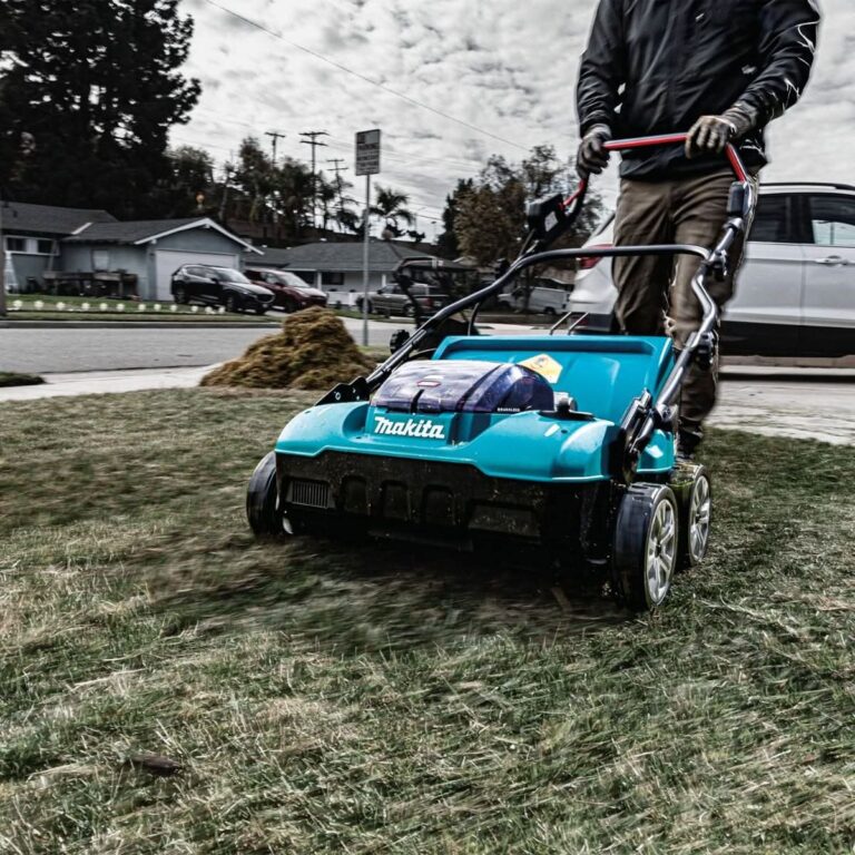 Makita GVU01SM 40V max XGT Brushless Cordless 15″ Dethatcher / Scarifier Kit (4.0Ah)