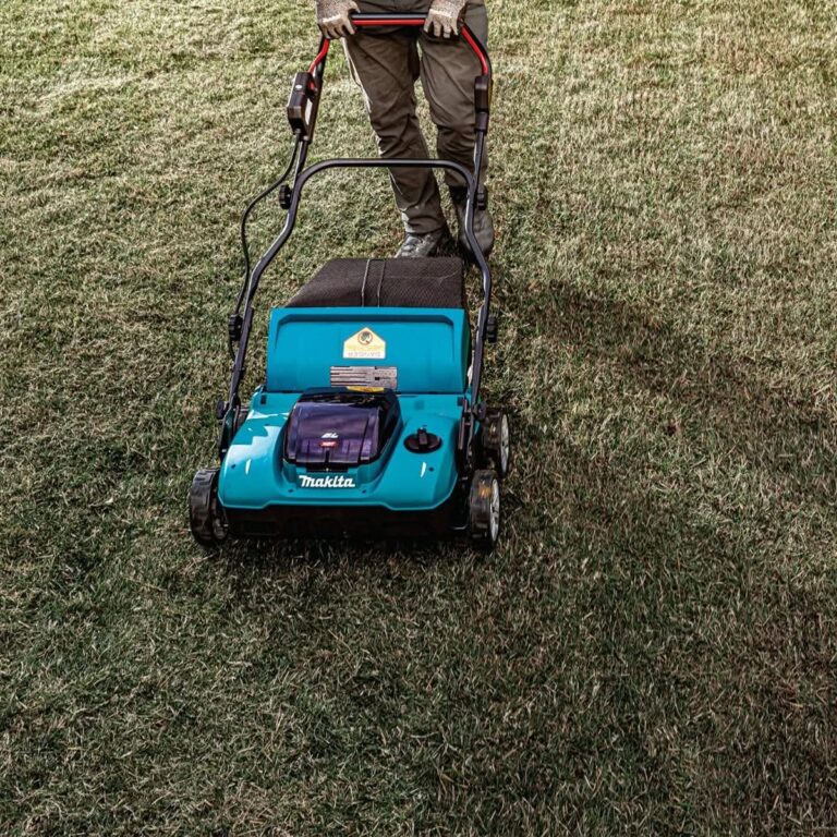 Makita GVU01SM 40V max XGT Brushless Cordless 15″ Dethatcher / Scarifier Kit (4.0Ah)