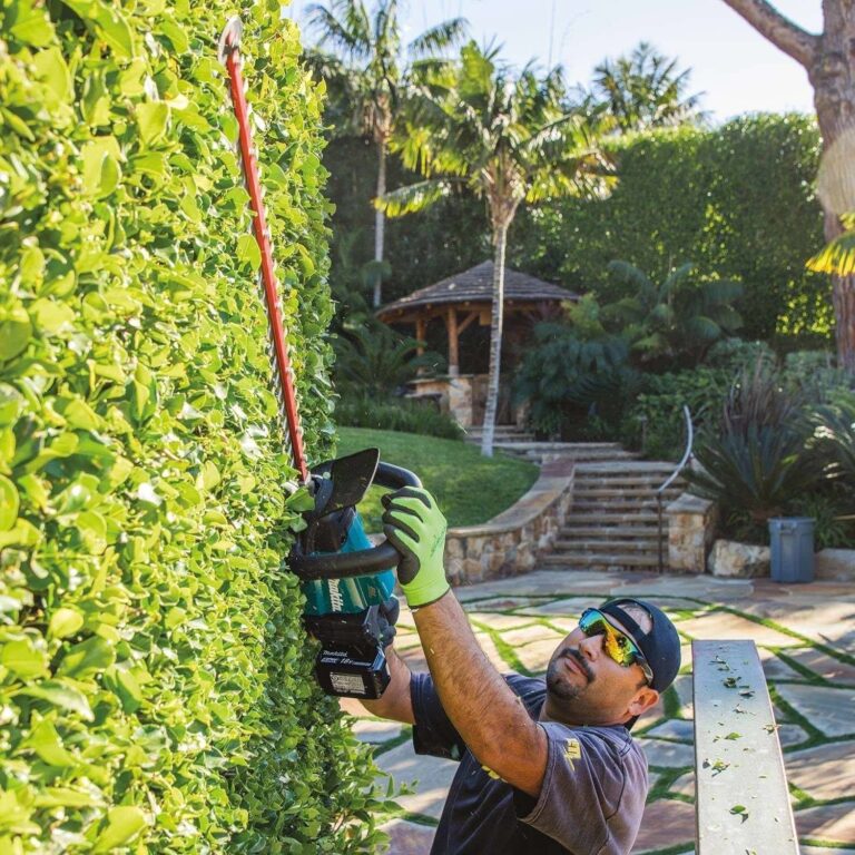 Makita XHU07T 18V LXT Lithium-Ion Brushless Cordless 24″ Hedge Trimmer Kit (5.0Ah)