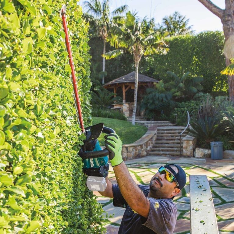 Makita XHU07Z 18V LXT Lithium-Ion Brushless Cordless 24″ Hedge Trimmer, Tool Only