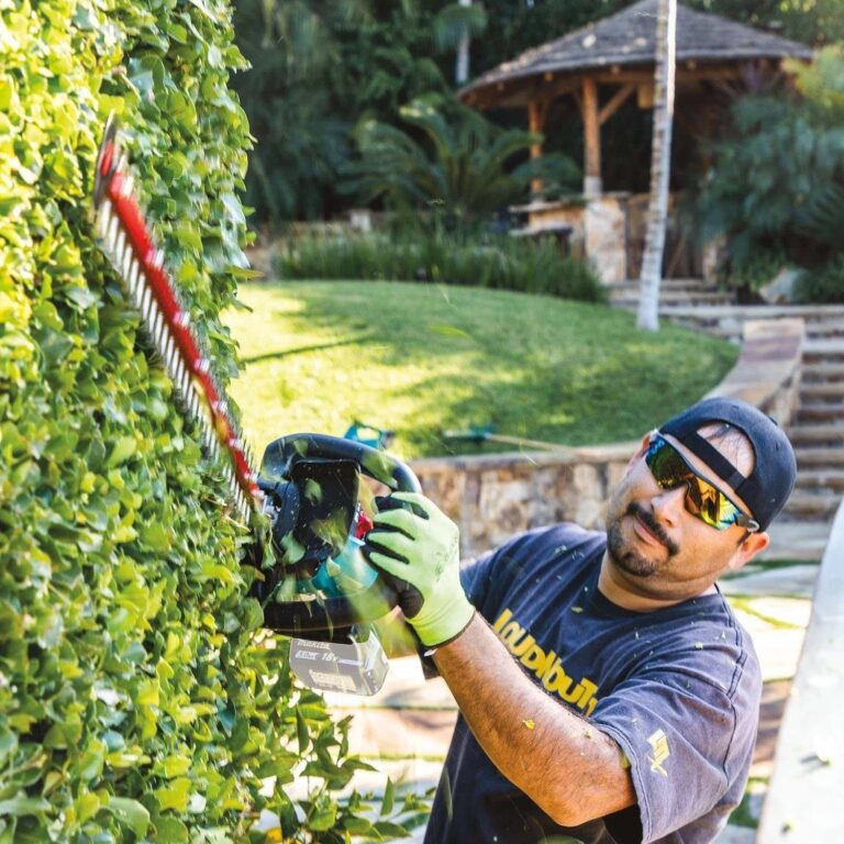 Makita XHU08Z 18V LXT Lithium-Ion Brushless Cordless 30″ Hedge Trimmer, Tool Only