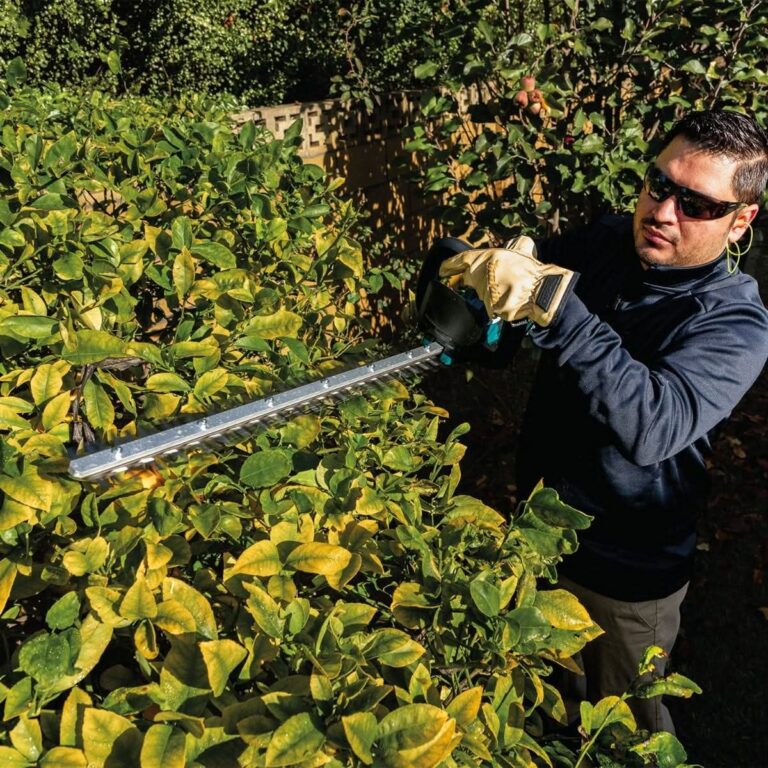 Makita XHU09Z 18V LXT Lithium-Ion Brushless Cordless 24″ Hedge Trimmer, Tool Only