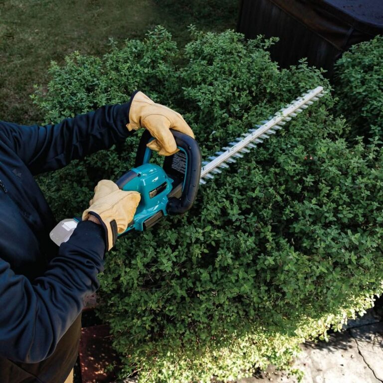 Makita XHU09Z 18V LXT Lithium-Ion Brushless Cordless 24″ Hedge Trimmer, Tool Only