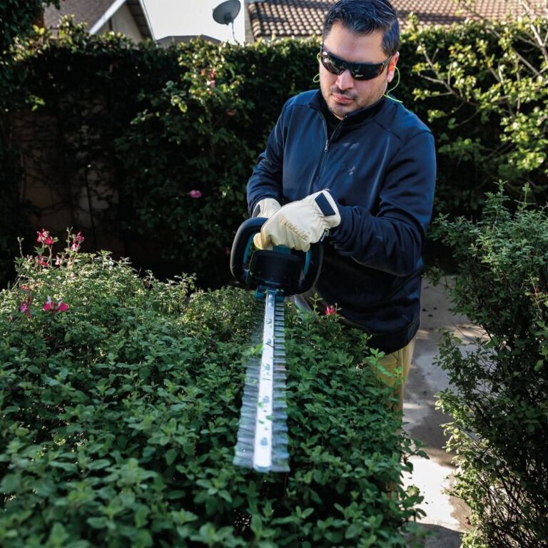 Makita XHU09Z 18V LXT Lithium-Ion Brushless Cordless 24″ Hedge Trimmer, Tool Only