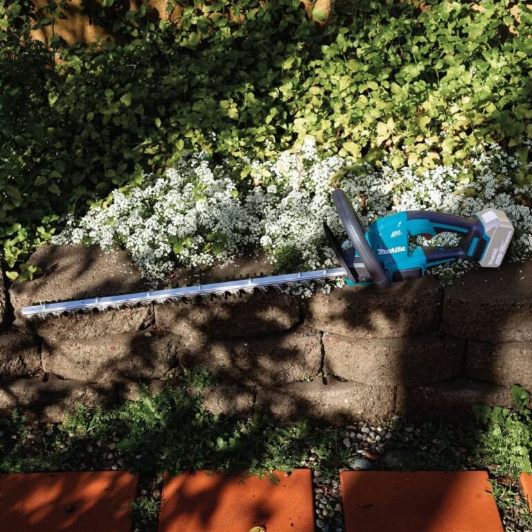 Makita XHU09Z 18V LXT Lithium-Ion Brushless Cordless 24″ Hedge Trimmer, Tool Only