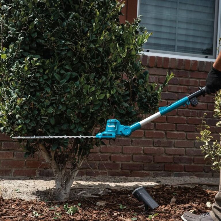 Makita XNU05SM1 18V LXT Lithium-Ion Cordless 18″ Telescoping Articulating Pole Hedge Trimmer Kit (4.0Ah)