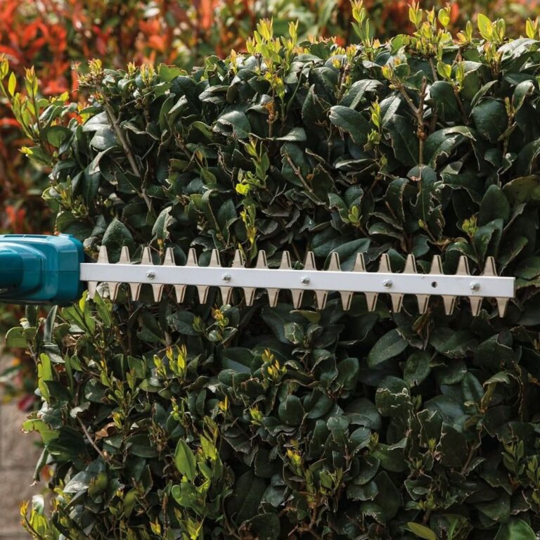 Makita XNU05SM1 18V LXT Lithium-Ion Cordless 18″ Telescoping Articulating Pole Hedge Trimmer Kit (4.0Ah)