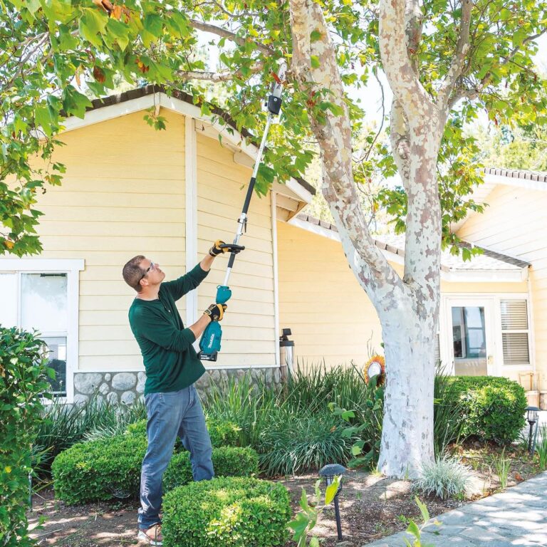 Makita XUX02SM1X4 18V LXT Brushless Couple Shaft Power Head 4.0Ah Kit With 13-Inch String Trimmer & 10-Inch Pole Saw Attachments
