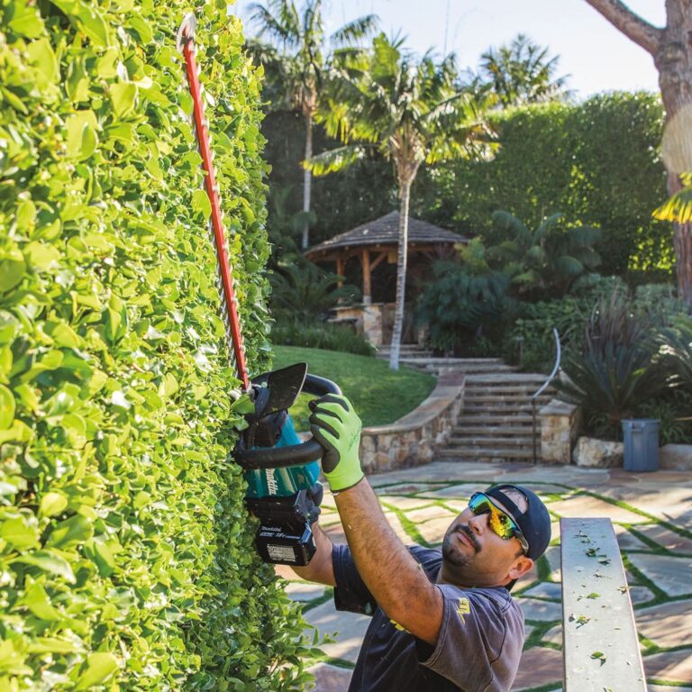 Makita XHU07T 18V LXT Lithium-Ion Brushless Cordless 24″ Hedge Trimmer Kit (5.0Ah)