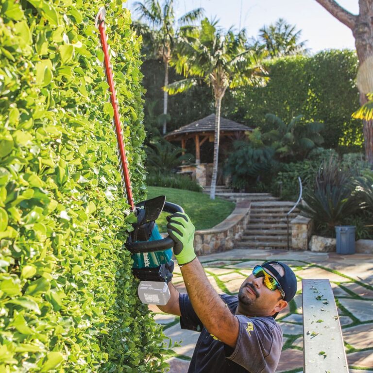 Makita XHU07Z 18V LXT Lithium-Ion Brushless Cordless 24″ Hedge Trimmer, Tool Only