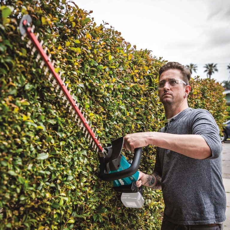 Makita XHU07Z 18V LXT Lithium-Ion Brushless Cordless 24″ Hedge Trimmer, Tool Only