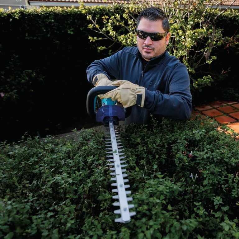 Makita XHU10Z 18V LXT Lithium-Ion Cordless 24″ Hedge Trimmer, Tool Only