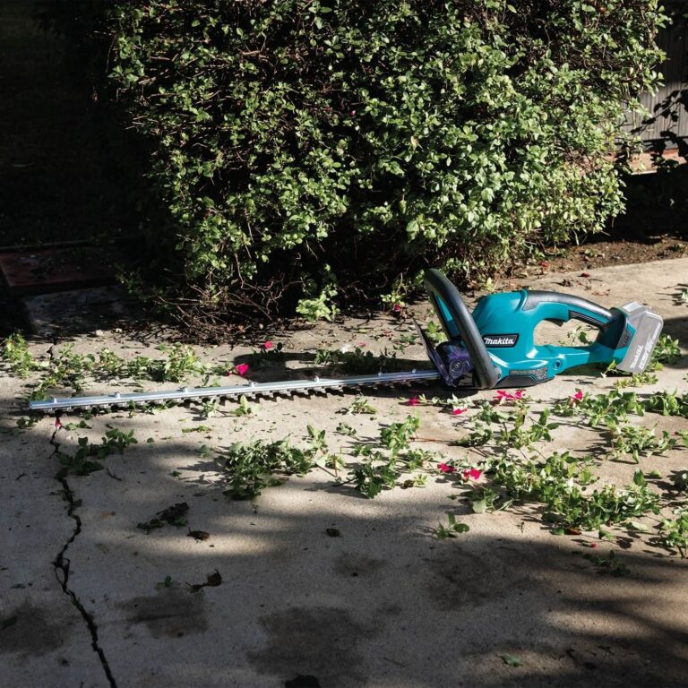 Makita XHU10Z 18V LXT Lithium-Ion Cordless 24″ Hedge Trimmer, Tool Only